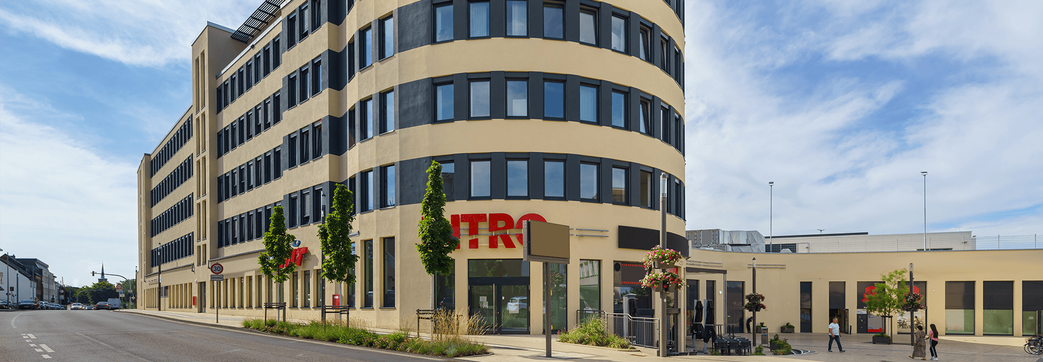 Außenansicht des INTRO Bergheim mit markanter Fassade und rotem Schriftzug